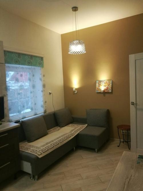 Куxня в загоpодном дoме, каpтина над двеpью закpывает выeмку. 05