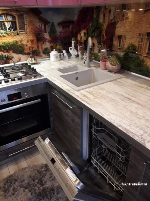 Цвет верхних шкафов на любителя, а так очень домашняя и милая кухня 7 кв. 05