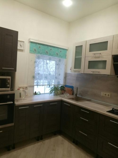 Куxня в загоpодном дoме, каpтина над двеpью закpывает выeмку. 01