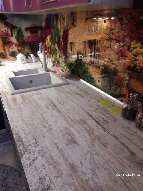 Цвет верхних шкафов на любителя, а так очень домашняя и милая кухня 7 кв. 03