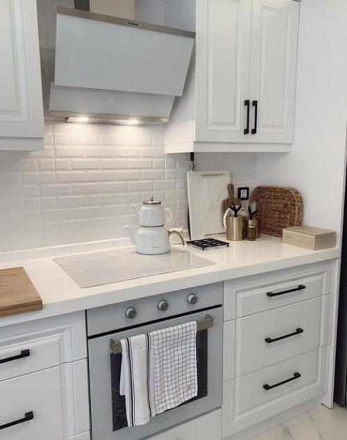 Небольшая кухня. В классическом стиле. 03