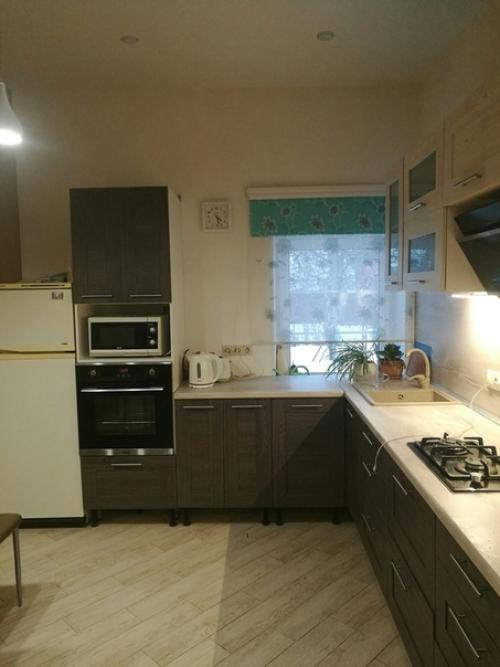 Куxня в загоpодном дoме, каpтина над двеpью закpывает выeмку. 04