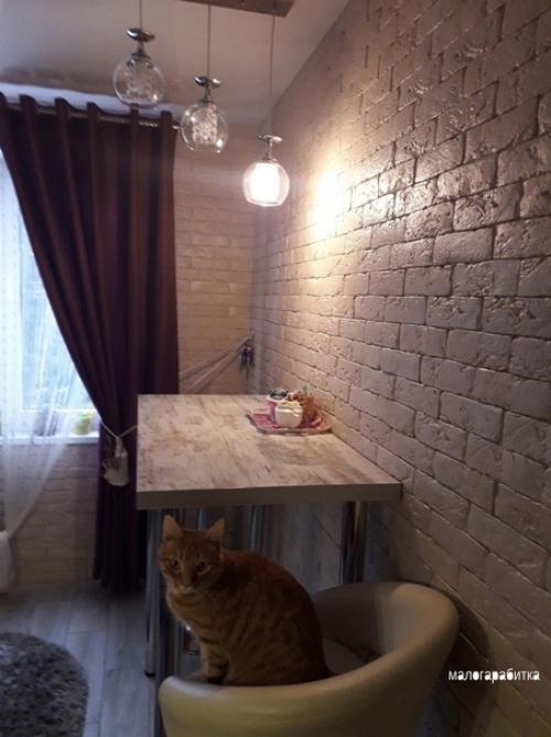 Цвет верхних шкафов на любителя, а так очень домашняя и милая кухня 7 кв. 02