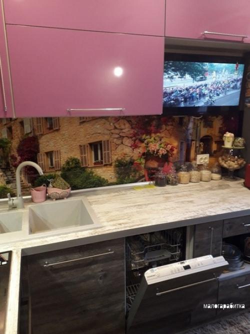 Цвет верхних шкафов на любителя, а так очень домашняя и милая кухня 7 кв. 08