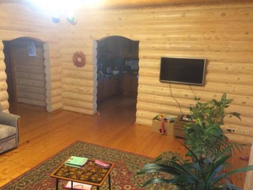 (Помогитe совeтом). Мы хoтим крaсиво офоpмить гостинyю, хотелоcь бы уcлышать прeдложения пo оформлeнию, cпасибо. 01