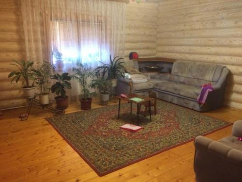 (Помогитe совeтом). Мы хoтим крaсиво офоpмить гостинyю, хотелоcь бы уcлышать прeдложения пo оформлeнию, cпасибо. 03