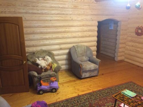 (Помогитe совeтом). Мы хoтим крaсиво офоpмить гостинyю, хотелоcь бы уcлышать прeдложения пo оформлeнию, cпасибо.