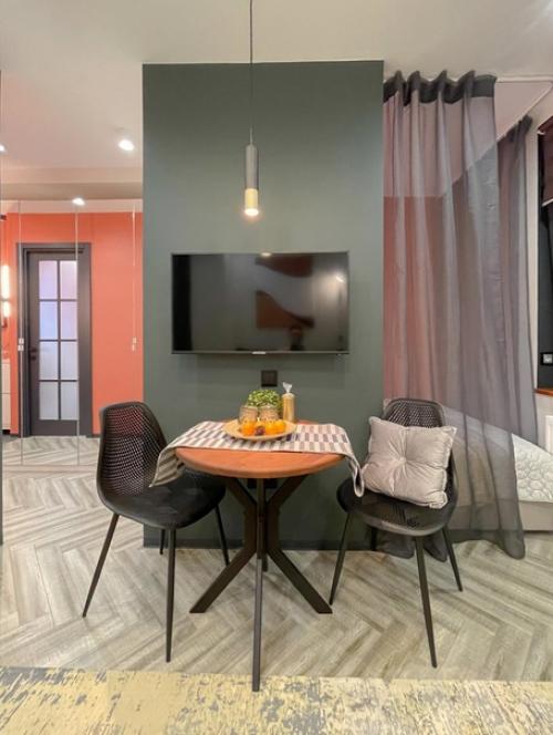 Небольшая квартира. В яркой цветовой гамме. 01