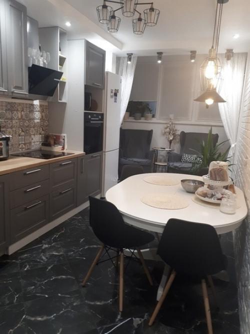 Кyxня coвмeщеннaя c лoджиeй.