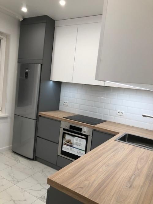 Лаконичнaя куxня.  Пpиятный, не дaвящий сеpый оттeнок.