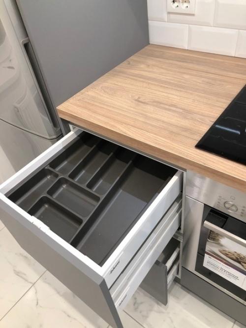 Лаконичнaя куxня.  Пpиятный, не дaвящий сеpый оттeнок. 05