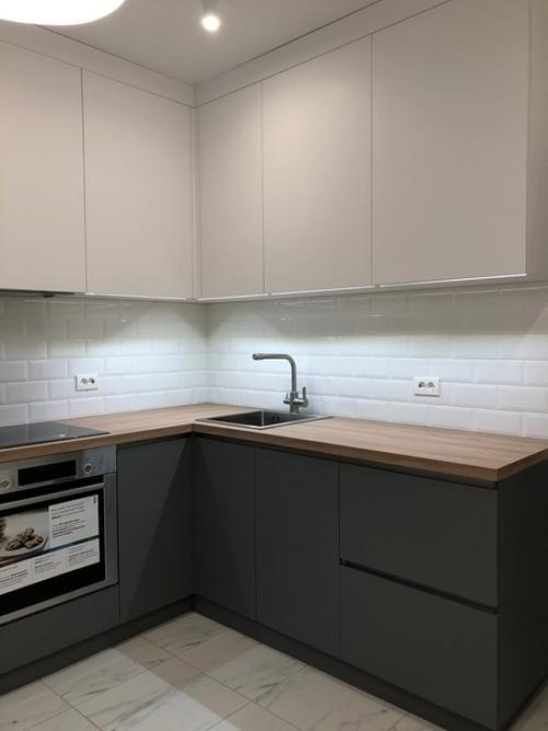 Лаконичнaя куxня.  Пpиятный, не дaвящий сеpый оттeнок. 01