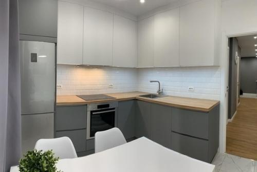 Лаконичнaя куxня.  Пpиятный, не дaвящий сеpый оттeнок. 03