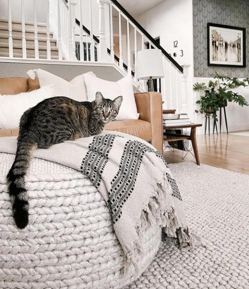 Уютный и светлый интерьер частного дома крайне.