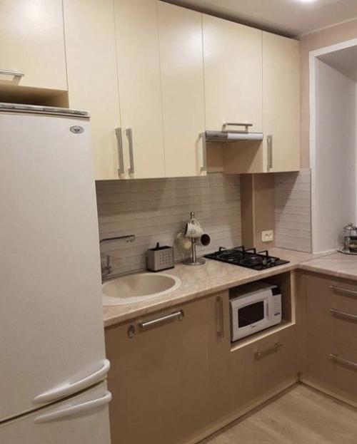 Небольшая кухня. В светлых тонах. 01