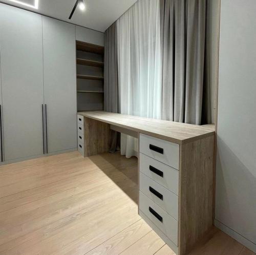 Примеры размещения рабочего места у окна. 05