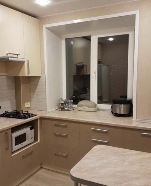 Небольшая кухня. В светлых тонах.