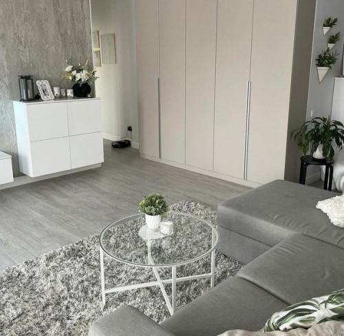 Присутствие серого цвета в интерьере никаким образом не способствует созданию скучной и депрессивной атмосферы. 01