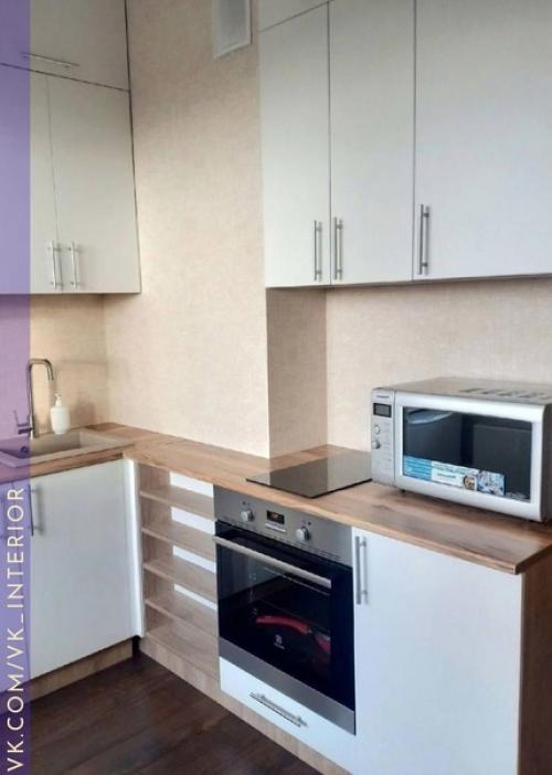 Небольшая кухня. В светлых тонах.