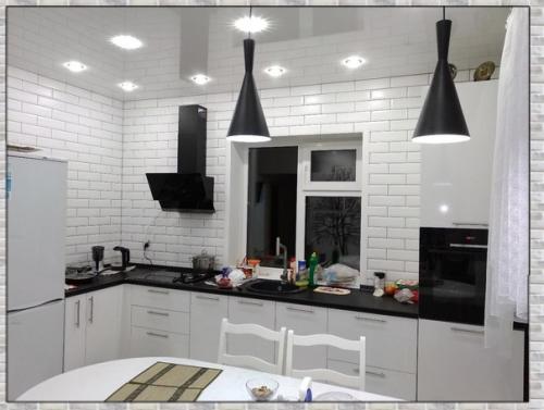 Просторная кухня. В белом цвете. 02