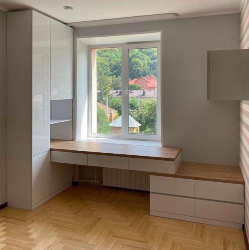 Примеры размещения рабочего места у окна. 04