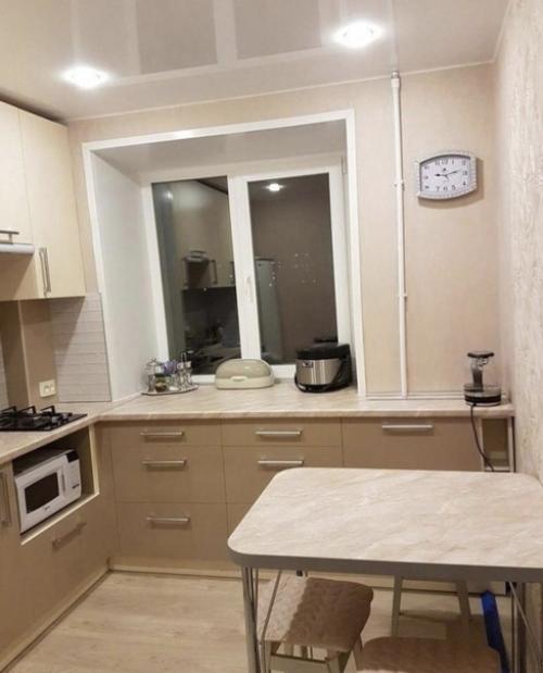 Небольшая кухня. В светлых тонах. 02