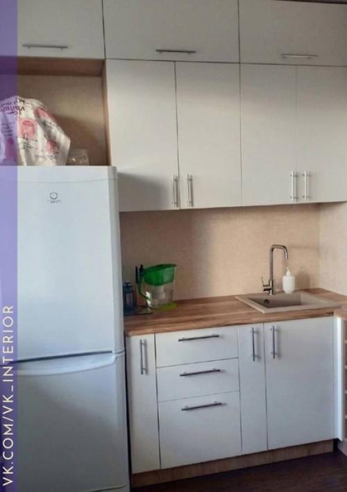Небольшая кухня. В светлых тонах. 01