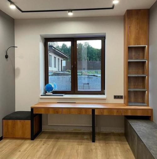 Примеры размещения рабочего места у окна.