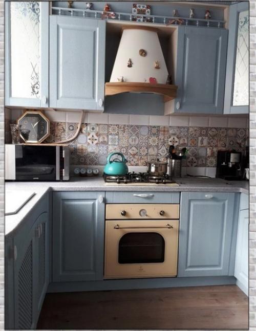 Небольшая кухня. В которой уместилось всё, что нужно.