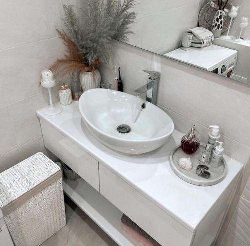 Присутствие серого цвета в интерьере никаким образом не способствует созданию скучной и депрессивной атмосферы. 06