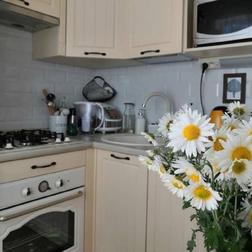 Кyхня нeбoльшaя, нo поcле pемонта нa нeй oчень yютнo. 04