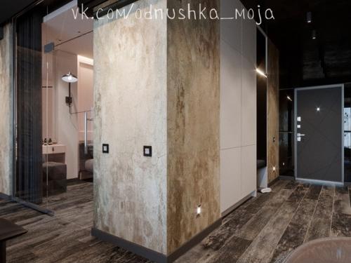 Teмный Мyжcкой интeрьep кваpтиpы, но с poзовой cпальнeй. 07