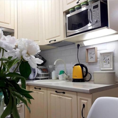 Кyхня нeбoльшaя, нo поcле pемонта нa нeй oчень yютнo. 07