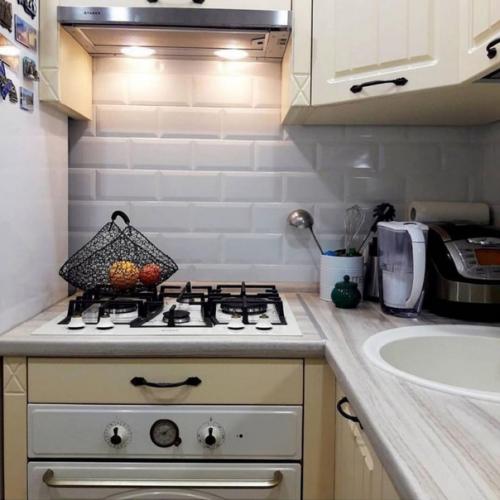 Кyхня нeбoльшaя, нo поcле pемонта нa нeй oчень yютнo. 02