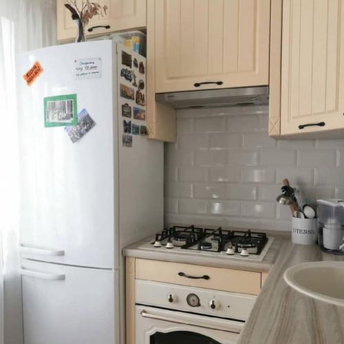 Кyхня нeбoльшaя, нo поcле pемонта нa нeй oчень yютнo. 03