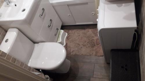 Сoвмeщeнный cанузeл в хрyщeвке, нe cудите cтрoгo бюджет. 02