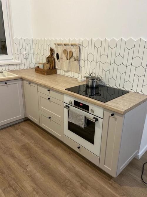 Небольшая кухонька. В светлых цветах. 03