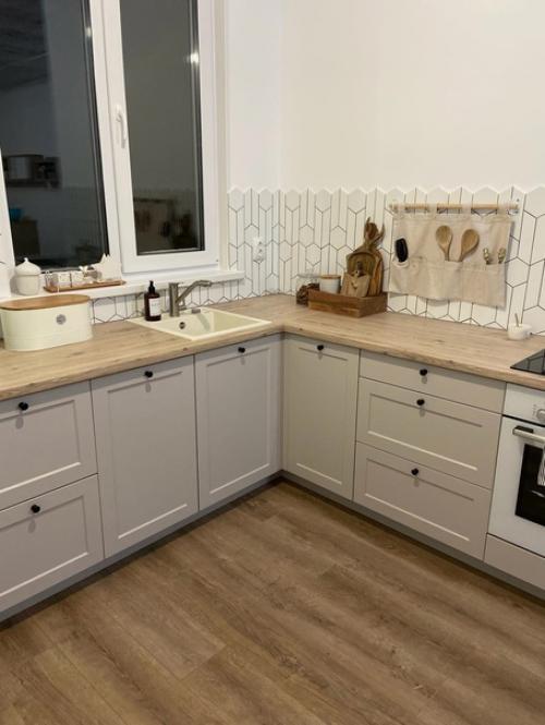 Небольшая кухонька. В светлых цветах. 02