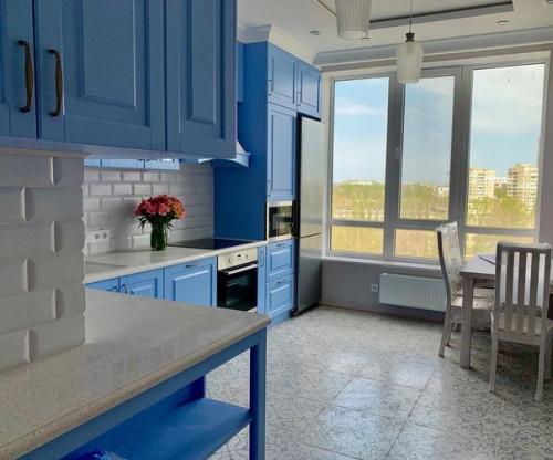 Красивая, современная кухня.