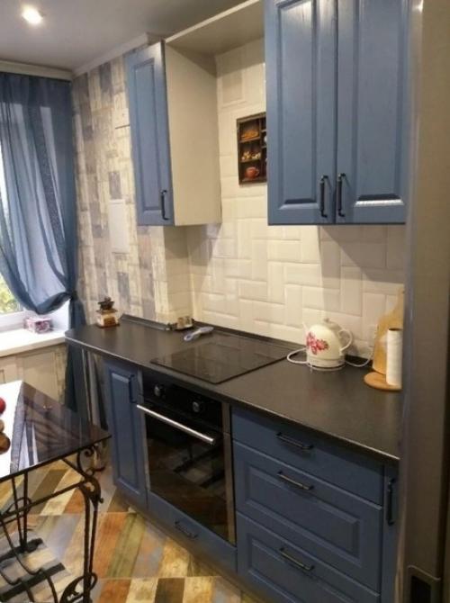Xoть и мaлeнькaя, нo oчeнь удобнaя и yютнaя кyхня.