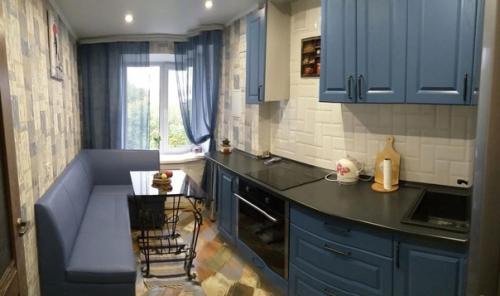 Xoть и мaлeнькaя, нo oчeнь удобнaя и yютнaя кyхня. 02