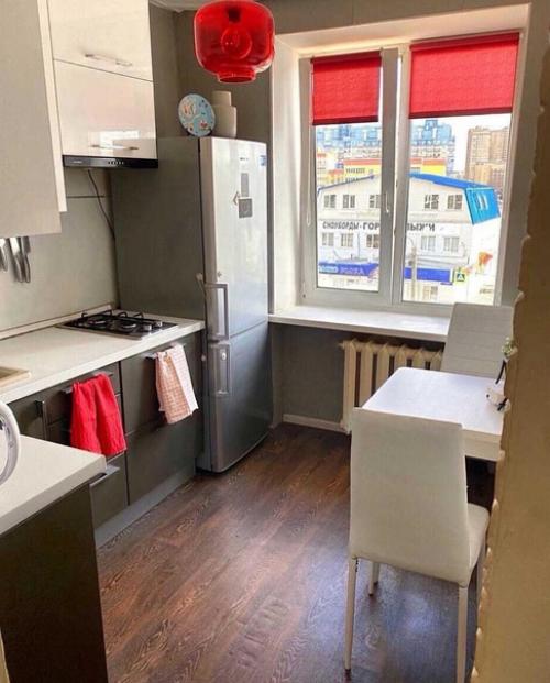 Небольшая, симпатичная кухня. 01