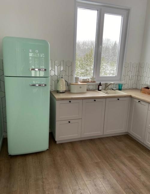 Небольшая кухонька. В светлых цветах.