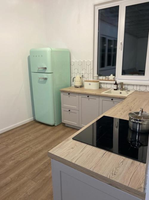 Небольшая кухонька. В светлых цветах. 04