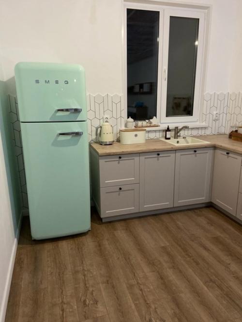 Небольшая кухонька. В светлых цветах. 01