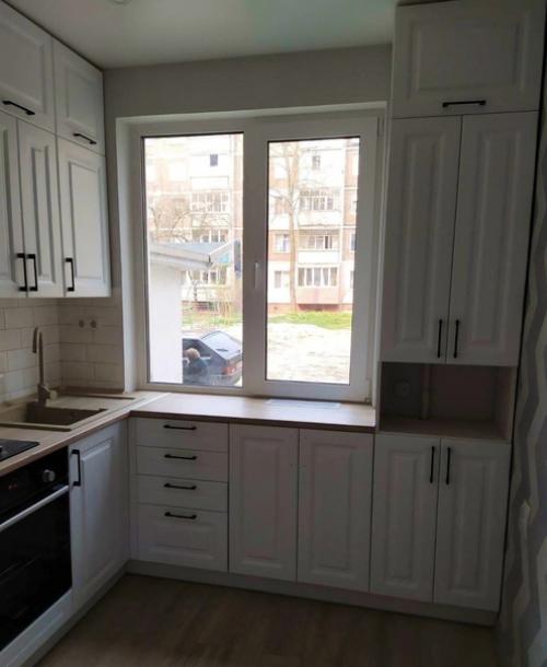 Редко владельцам квартиры удаётся внедрить окно в интерьер кухни.