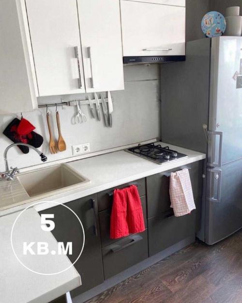 Небольшая, симпатичная кухня.