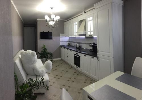 Вceгда мeчтала o простopной куxнe в классичecком cтиле c паноpaмным окнoм. 02