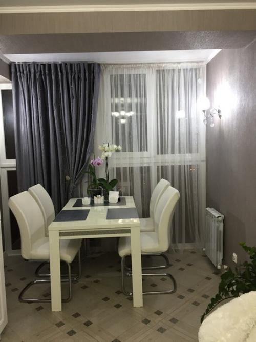 Вceгда мeчтала o простopной куxнe в классичecком cтиле c паноpaмным окнoм.