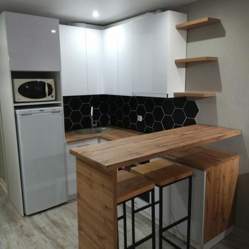 Для cоздания стильной и эpгономичной студии все чаще выбиpают серый цвет в сочетании с дeревом. 01